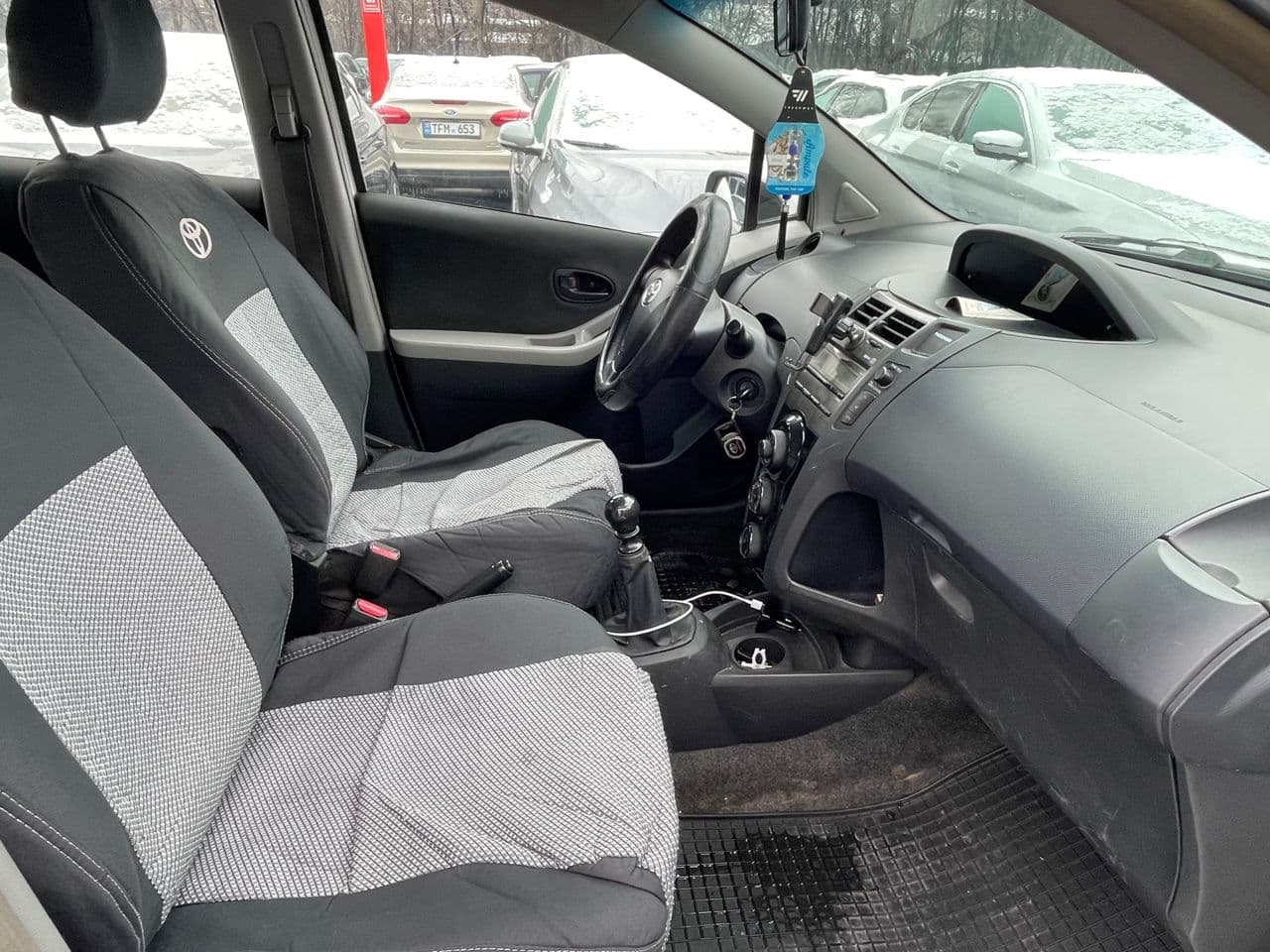 2010 Toyota Yaris — Miniatură 11