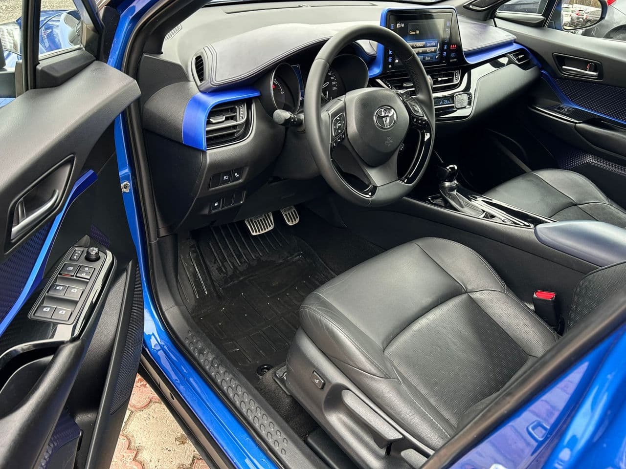 2017 Toyota C-HR — Miniatură 5