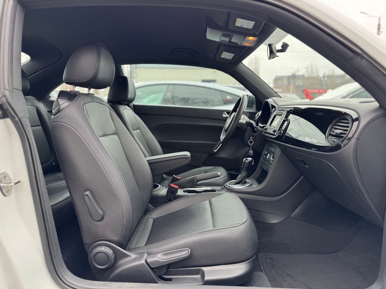 2017 Volkswagen Beetle — Miniatură 17