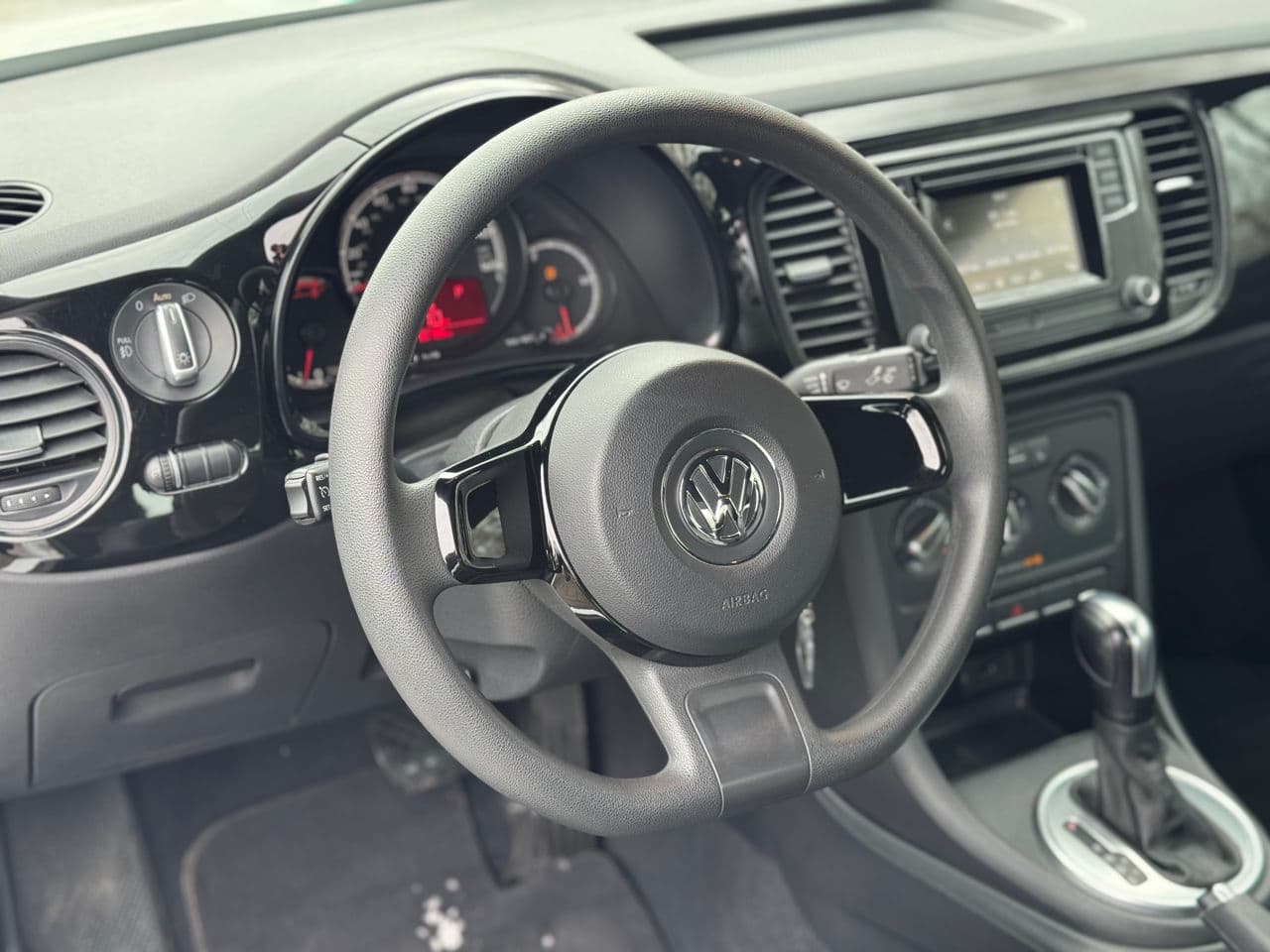 2017 Volkswagen Beetle — Miniatură 10