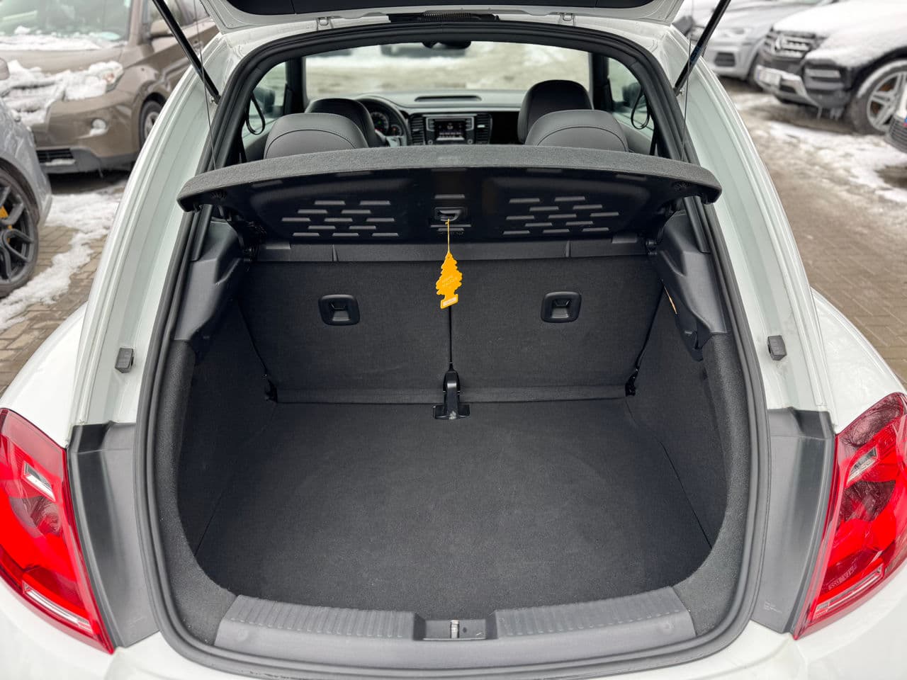 2017 Volkswagen Beetle — Miniatură 20