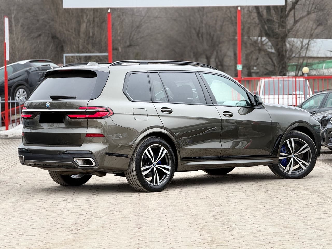 BMW X7 4.0i 2023 — Миниатюра 2