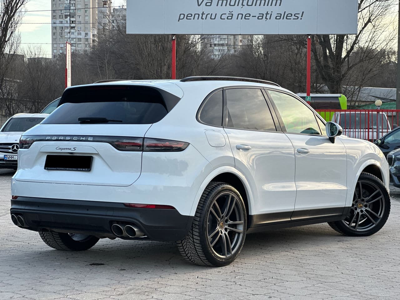 2017 Porsche Cayenne S — Miniatură 2