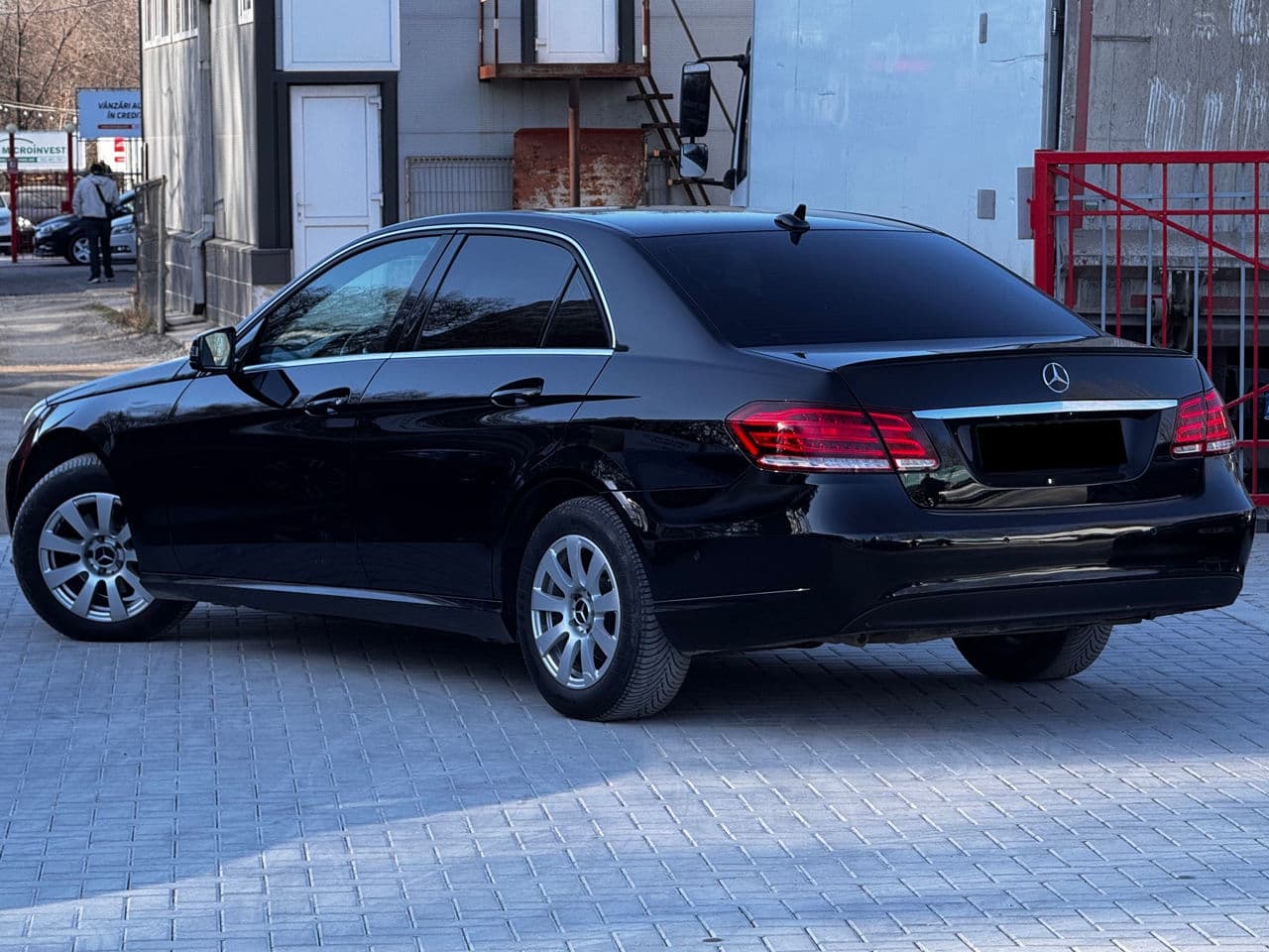 2015 Mercedes E 220 — Miniatură 2