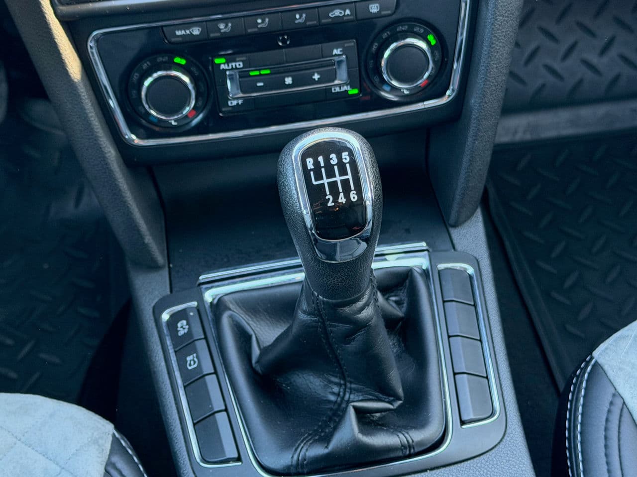 2011 Skoda Superb — Miniatură 14