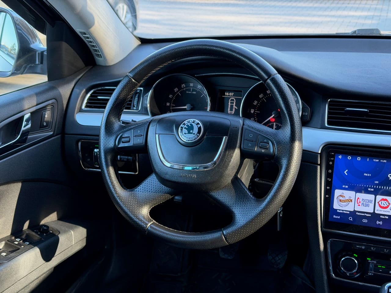2011 Skoda Superb — Miniatură 10