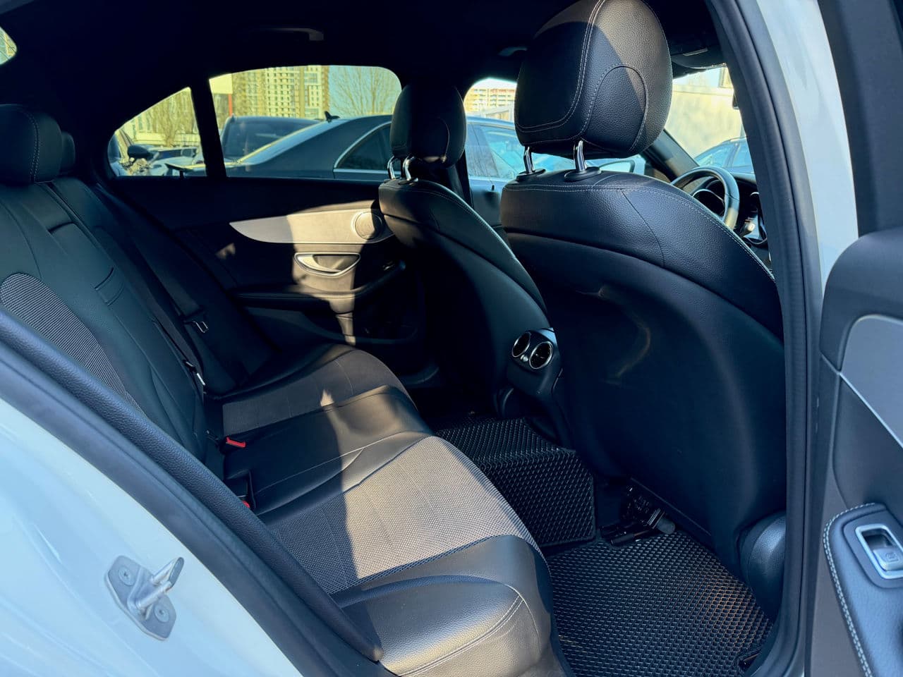 2016 Mercedes C 350e — Miniatură 16