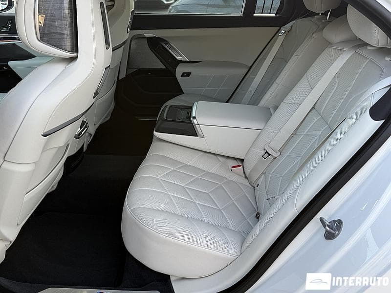 2024 BMW 750e XDrive — Miniatură 24