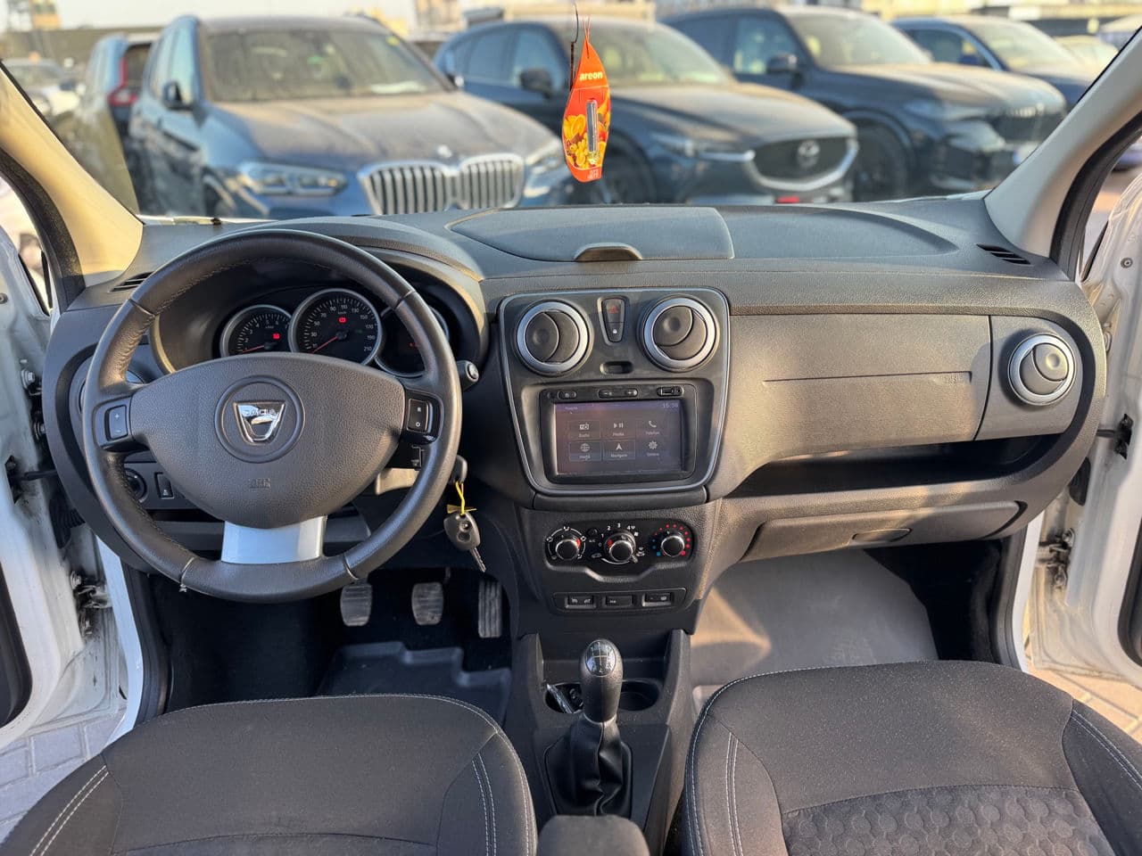 2016 Dacia Lodgy Stepway — Miniatură 6