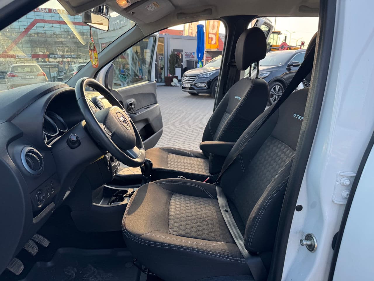 2016 Dacia Lodgy Stepway — Miniatură 5