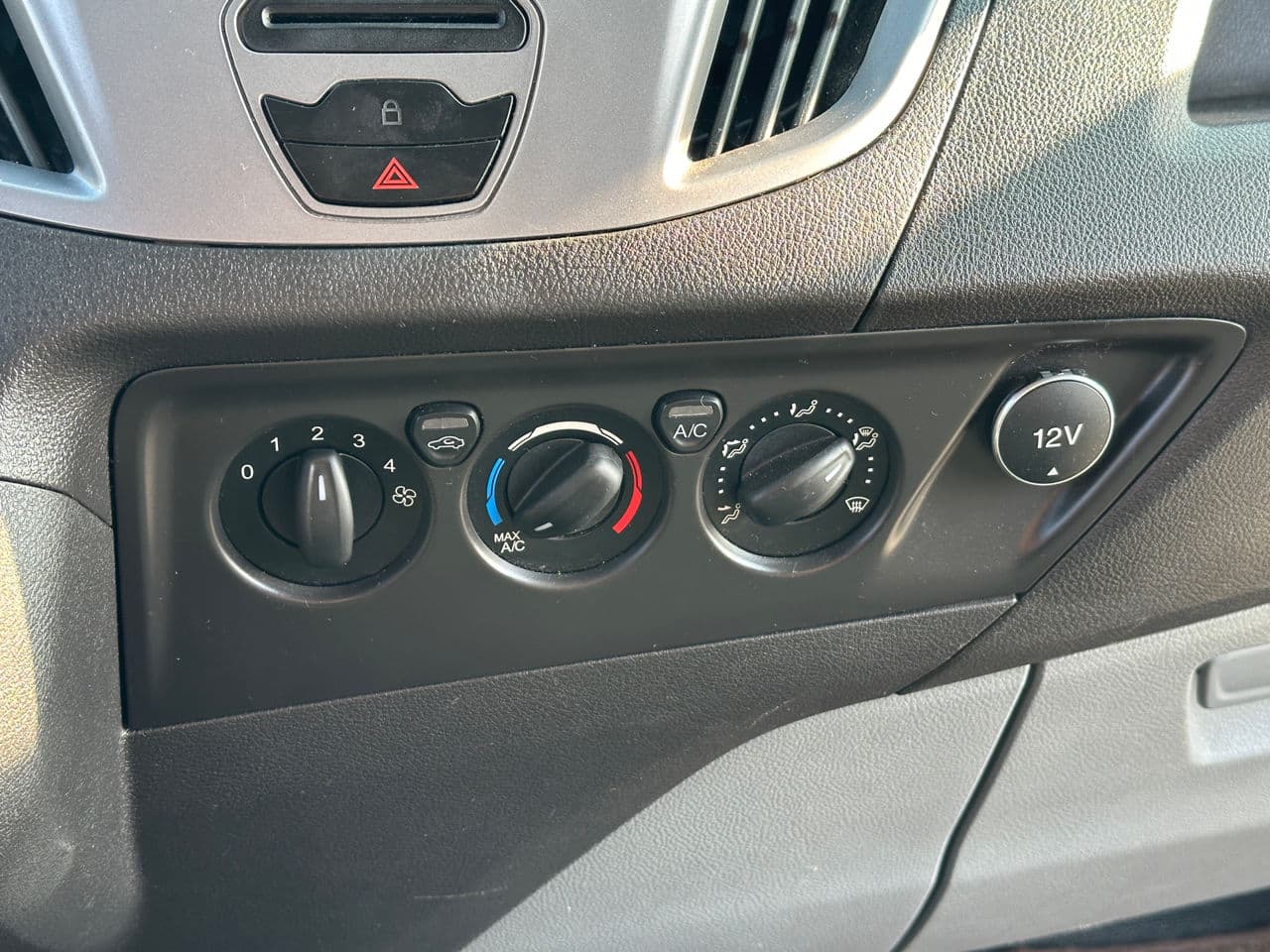 2017 Ford Transit — Miniatură 9