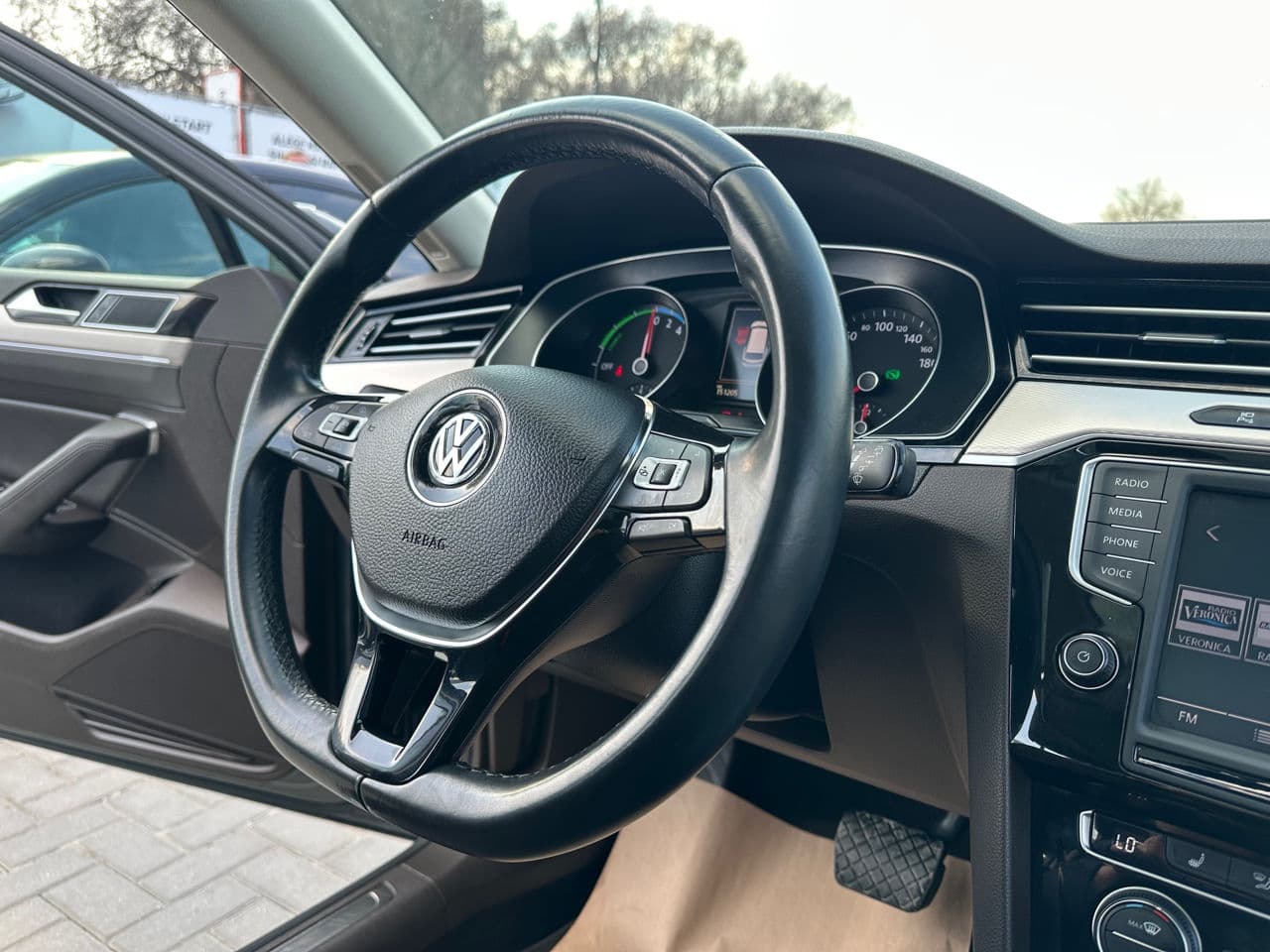 2016 Volkswagen Passat GTE — Miniatură 11