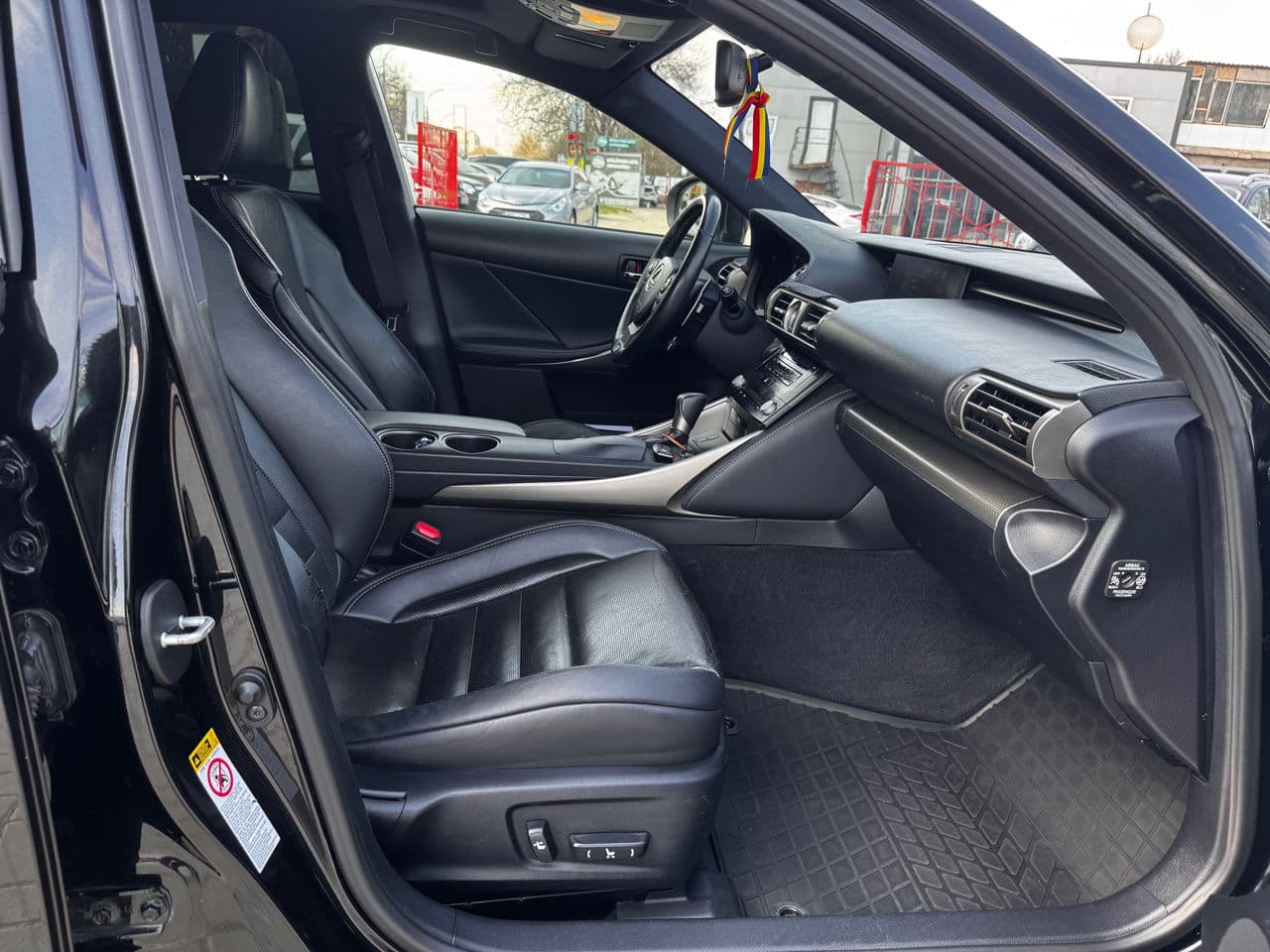 2013 Lexus IS 300h — Miniatură 5