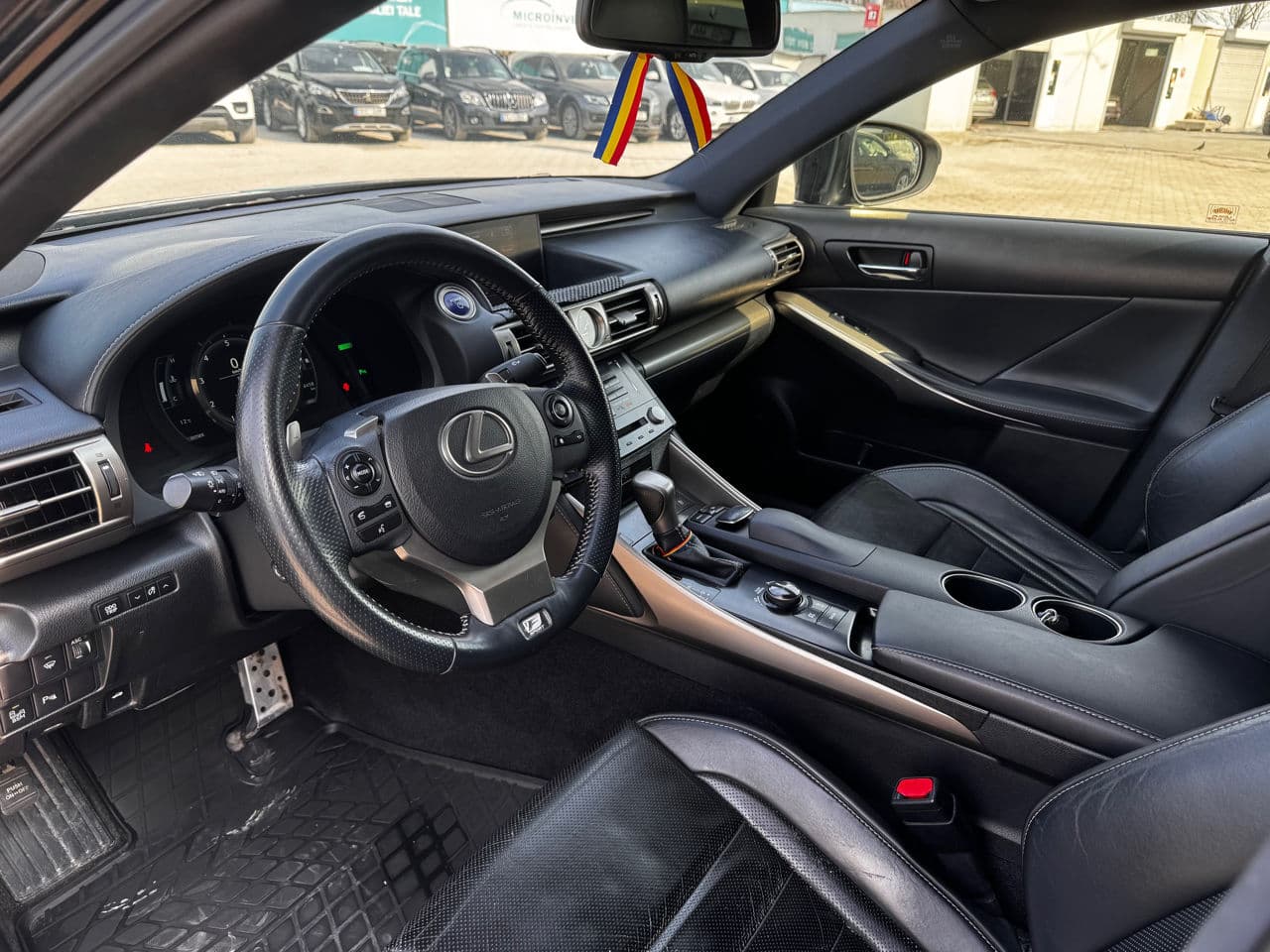 2013 Lexus IS 300h — Miniatură 6