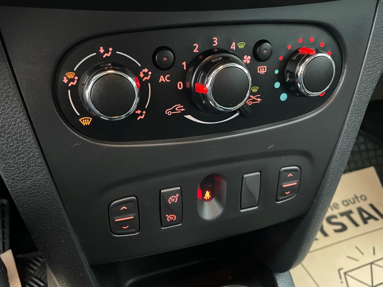 2014 Dacia Sandero Stepway — Miniatură 11
