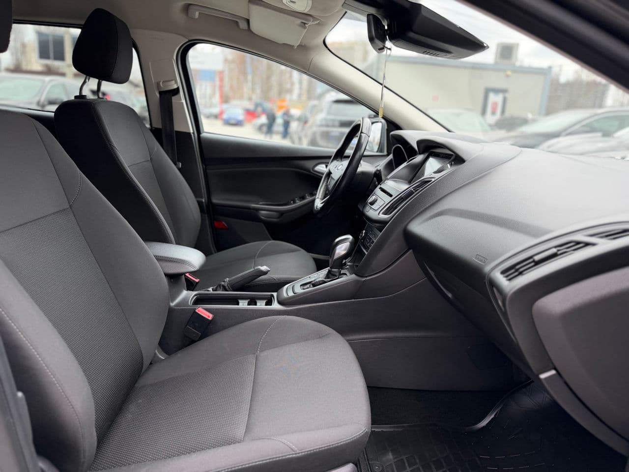 2017 Ford Focus — Miniatură 16