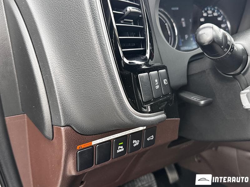Mitsubishi Outlander 2018 — Миниатюра 16