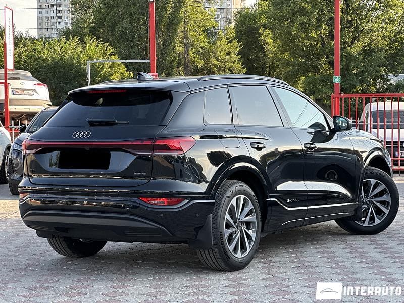 2025 Audi Q6 E-tron — Miniatură 2