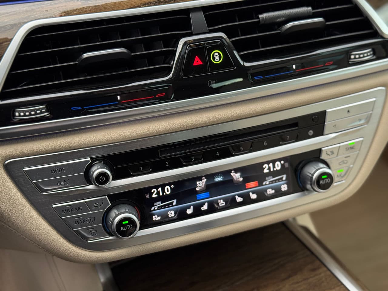 2016 BMW 750 — Miniatură 16