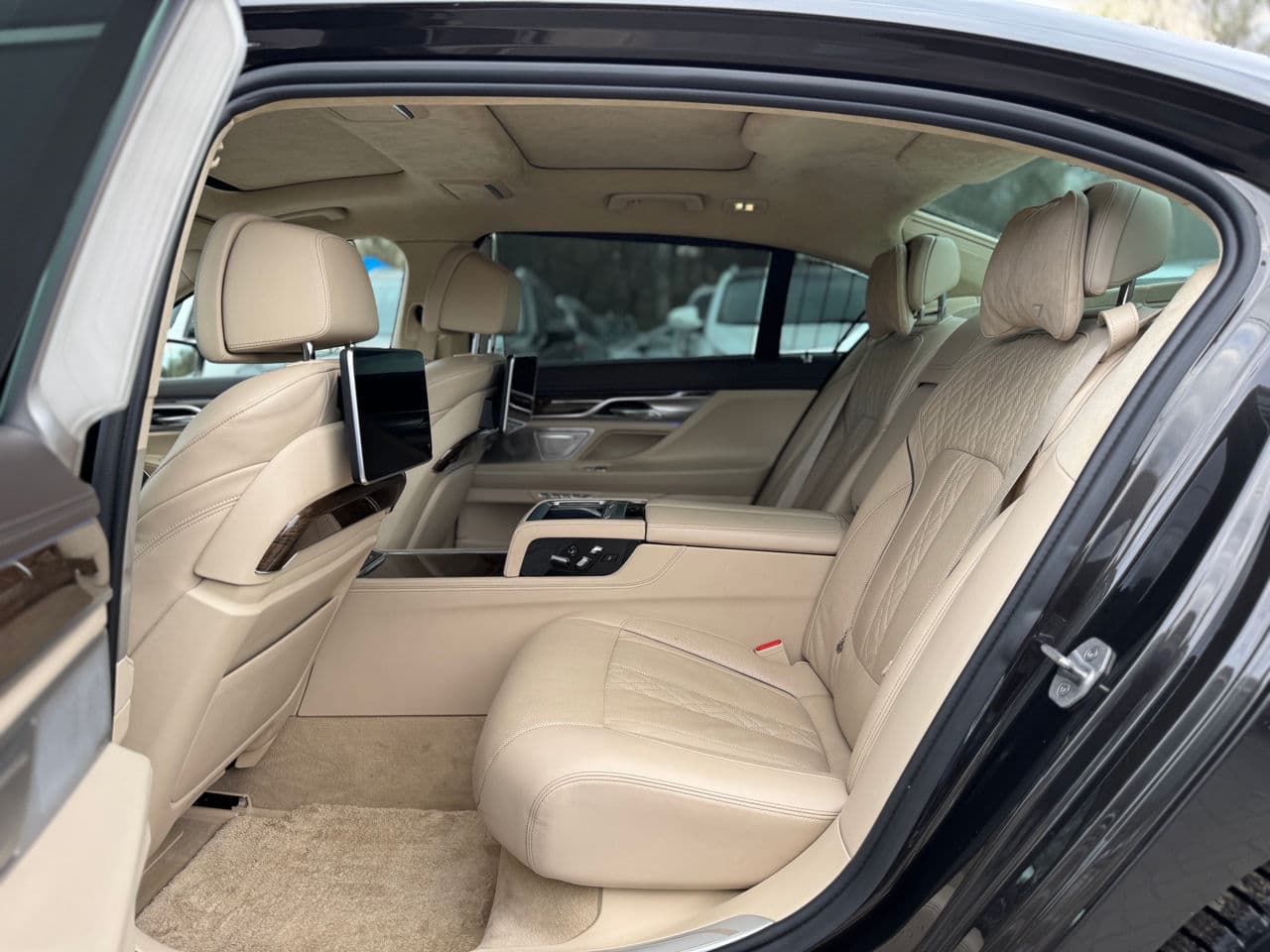 2016 BMW 750 — Miniatură 24