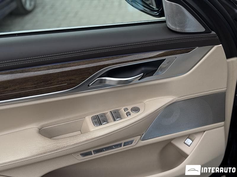 2016 BMW 750 — Miniatură 7