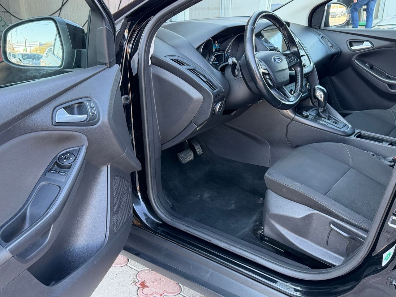 2017 Ford Focus — Miniatură 5