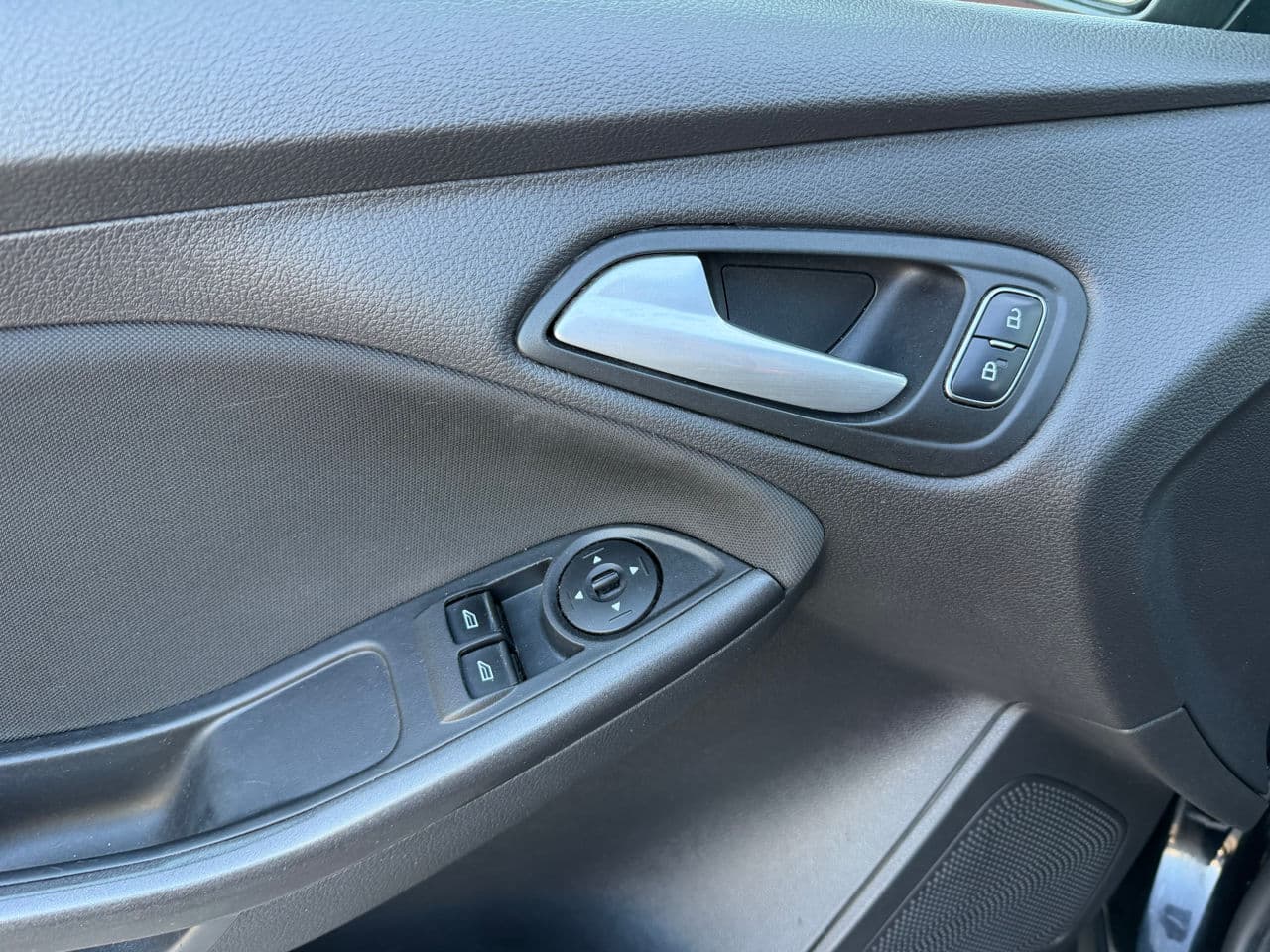 2017 Ford Focus — Miniatură 6