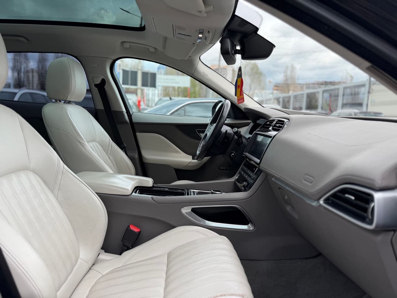 2017 Jaguar F-Pace — Miniatură 25