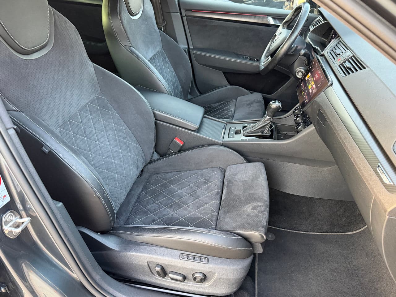 2020 Skoda Superb — Miniatură 18