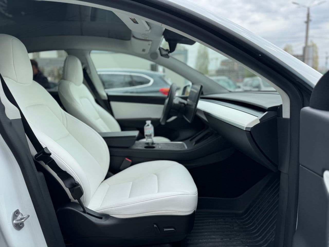 Tesla Model Y 2022 — Миниатюра 15