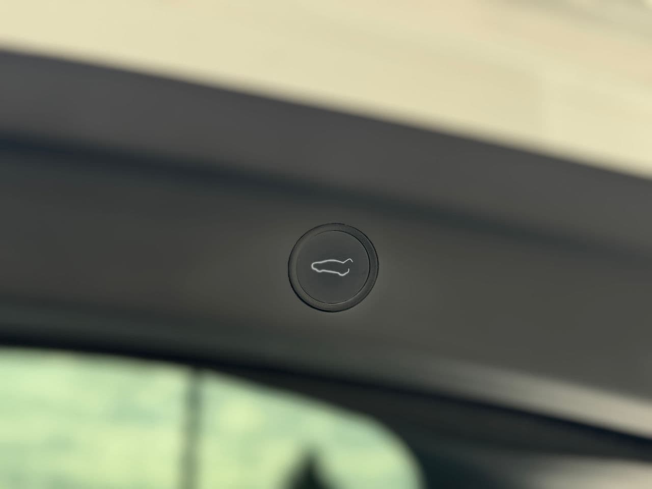 Tesla Model Y 2022 — Миниатюра 19