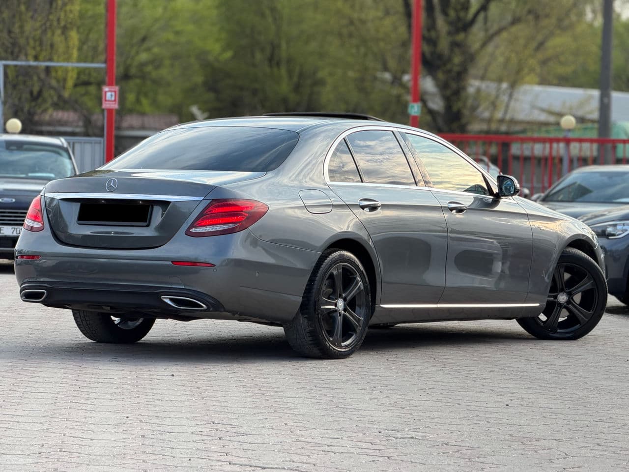 2016 Mercedes E 220 — Miniatură 2