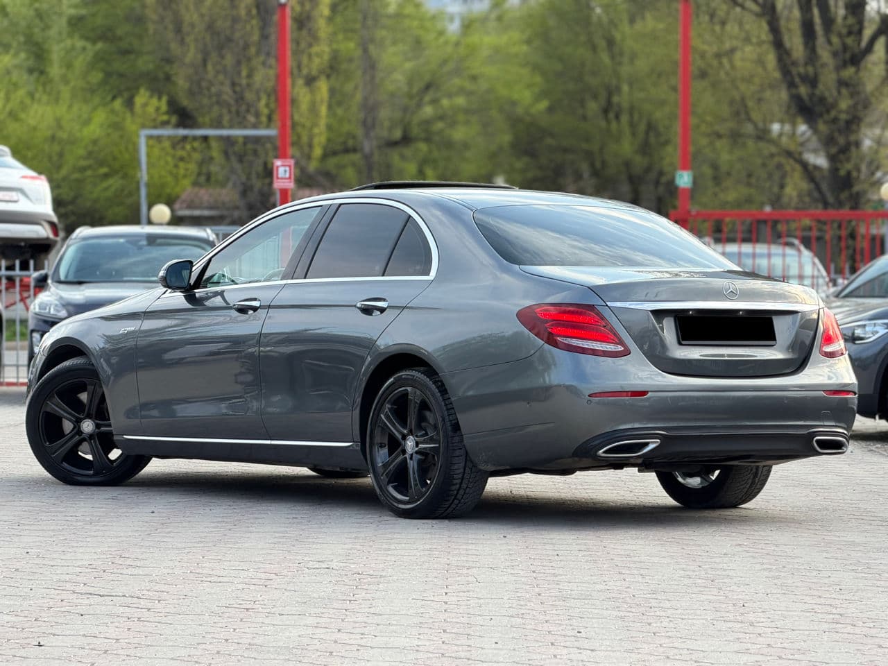 2016 Mercedes E 220 — Miniatură 3