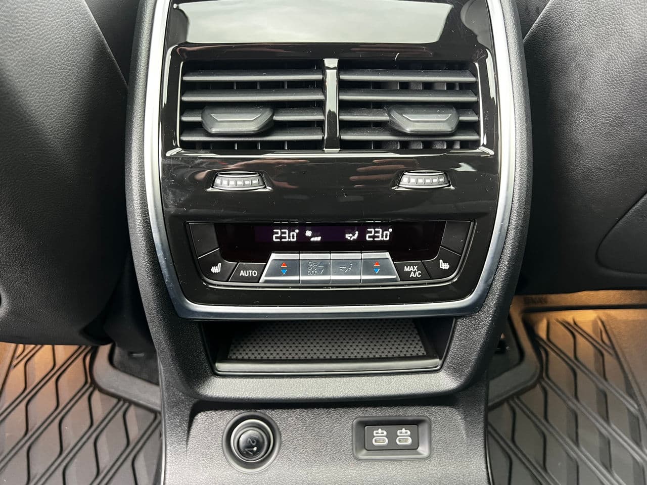 2022 BMW X7 M6.0i — Miniatură 23