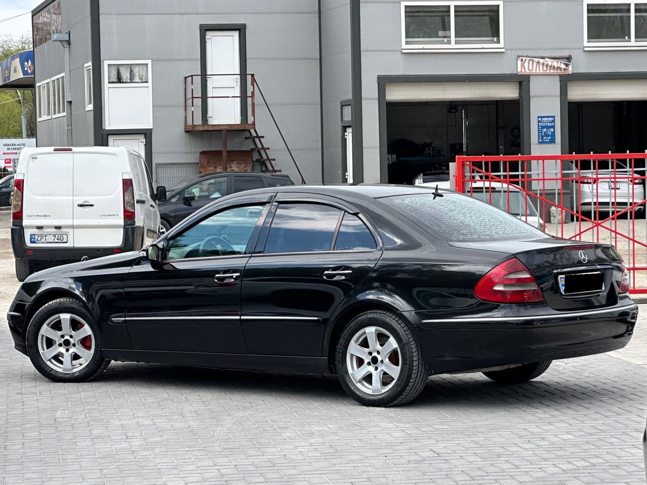 2005 Mercedes E 220 — Miniatură 2
