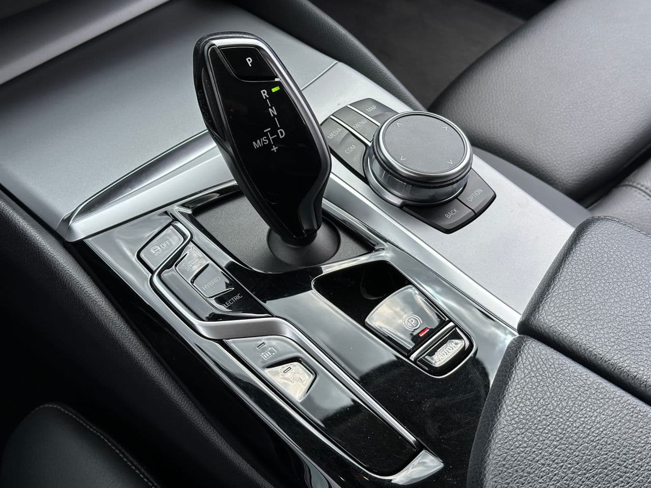 2022 BMW 530e — Miniatură 11