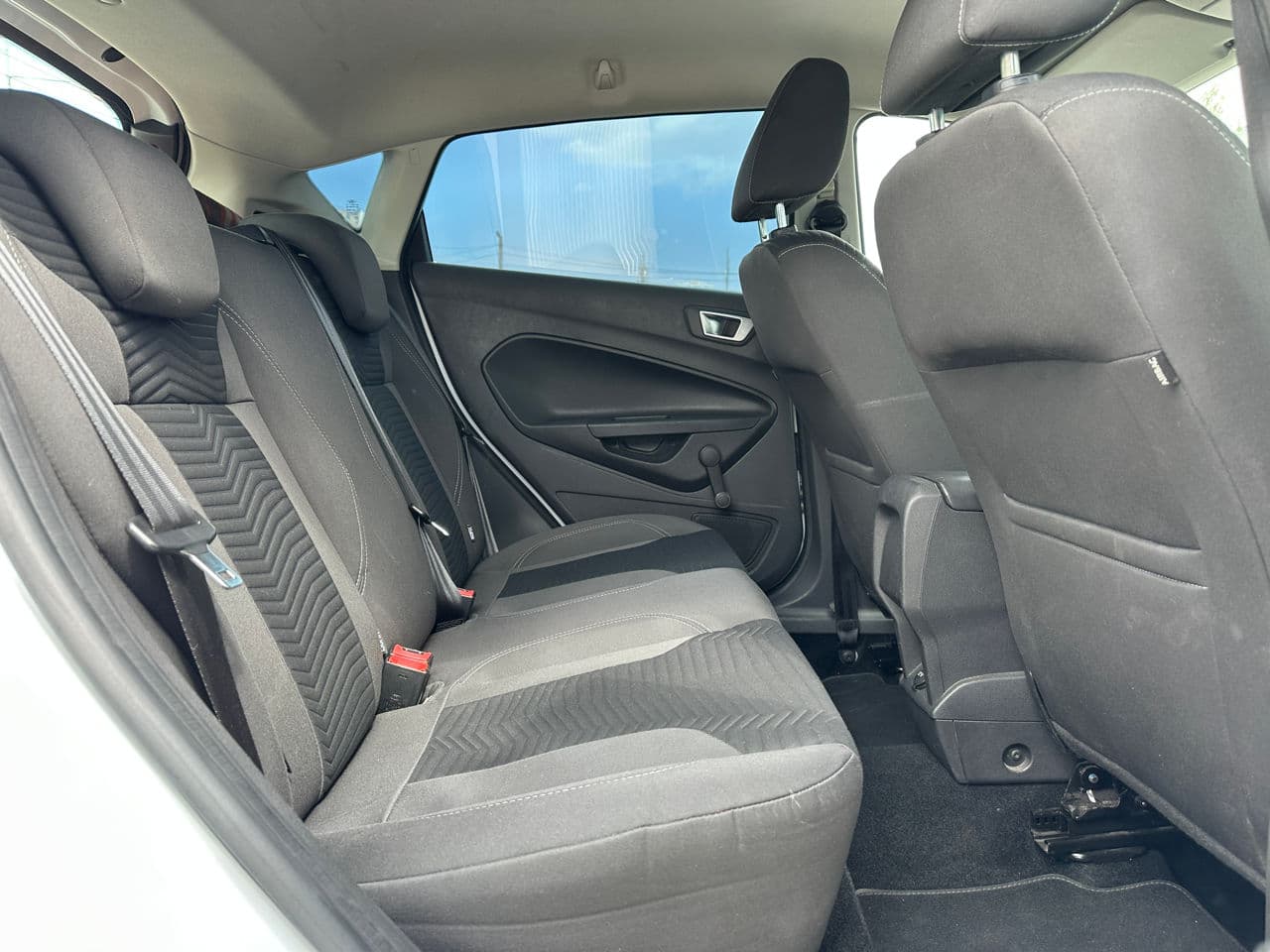 2015 Ford Fiesta — Miniatură 14