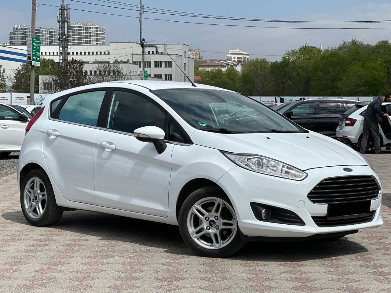 2015 Ford Fiesta — Miniatură 4