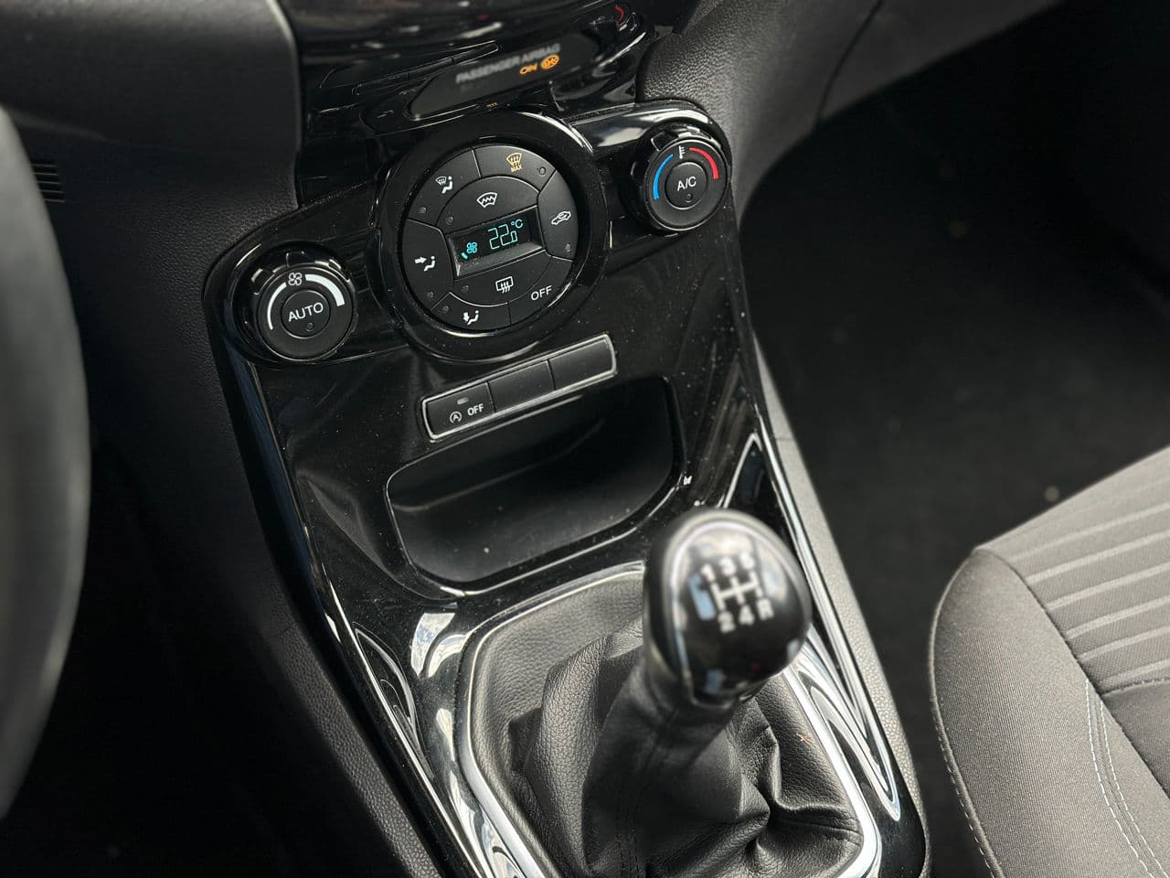 2015 Ford Fiesta — Miniatură 11