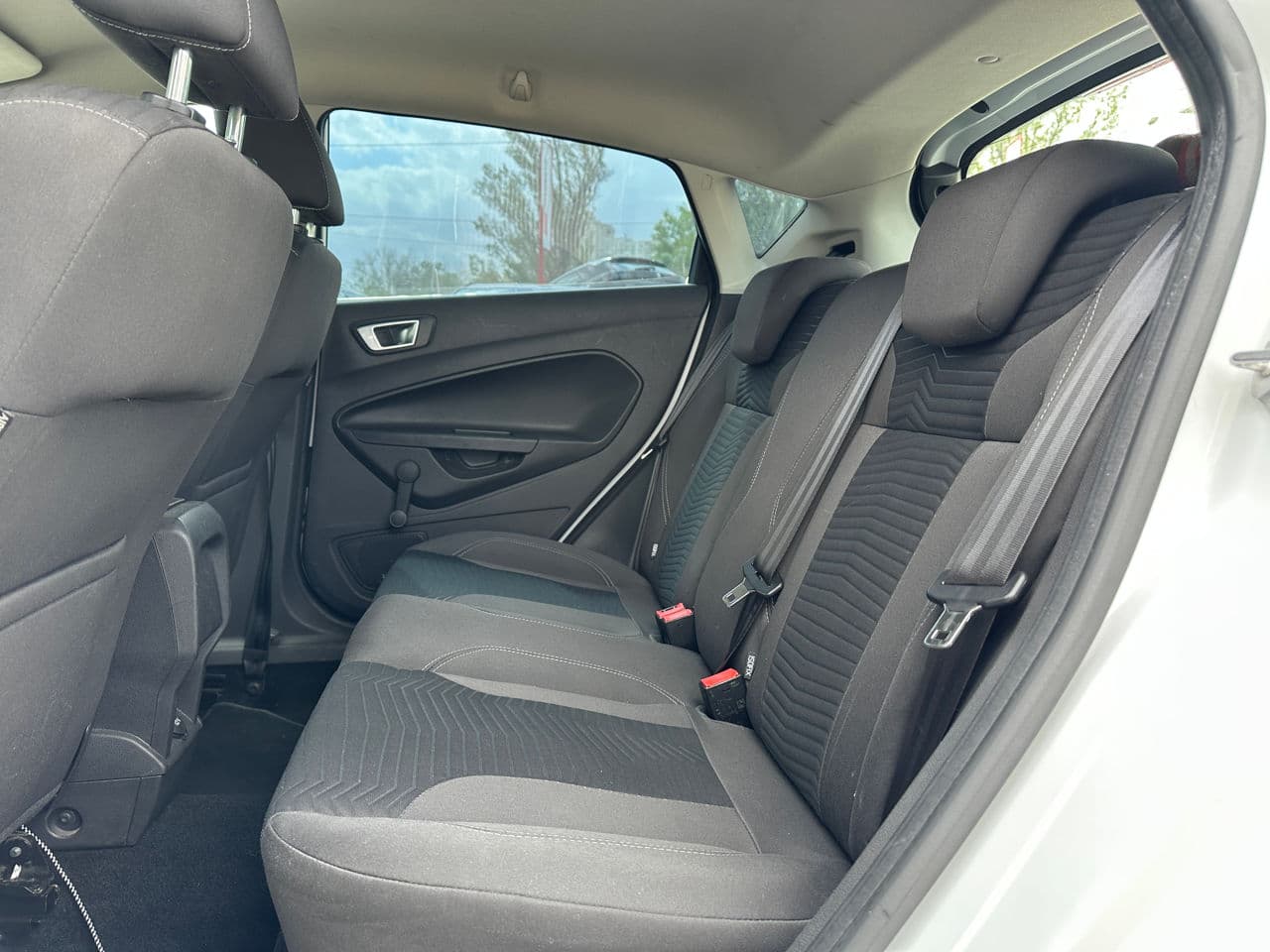 2015 Ford Fiesta — Miniatură 13