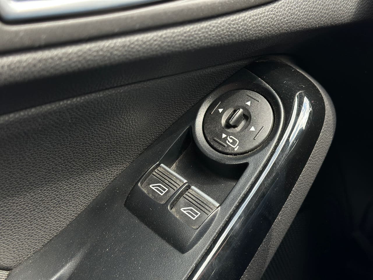 2015 Ford Fiesta — Miniatură 6