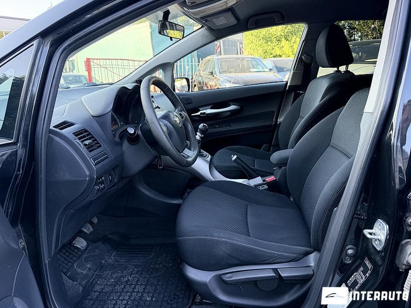 Toyota Auris 2011 — Миниатюра 6