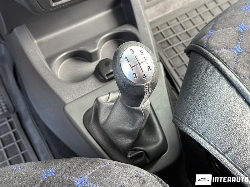 2017 Dacia Lodgy Stepway — Miniatură 11