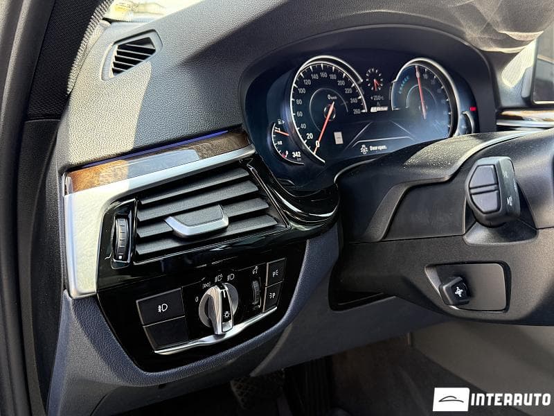 2018 BMW 530e — Miniatură 9