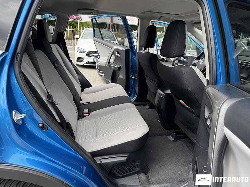 2017 Toyota Rav-4 — Miniatură 8