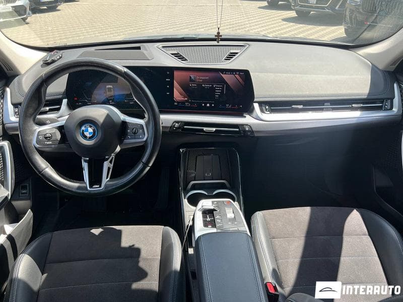 2023 BMW iX1 xDrive30 — Miniatură 10