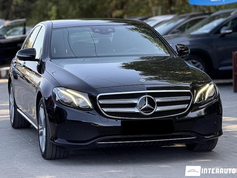 2017 Mercedes E 220 — Miniatură 3