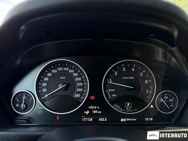 2017 BMW 330E — Miniatură 10
