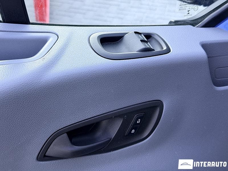 2017 Ford Transit — Miniatură 13