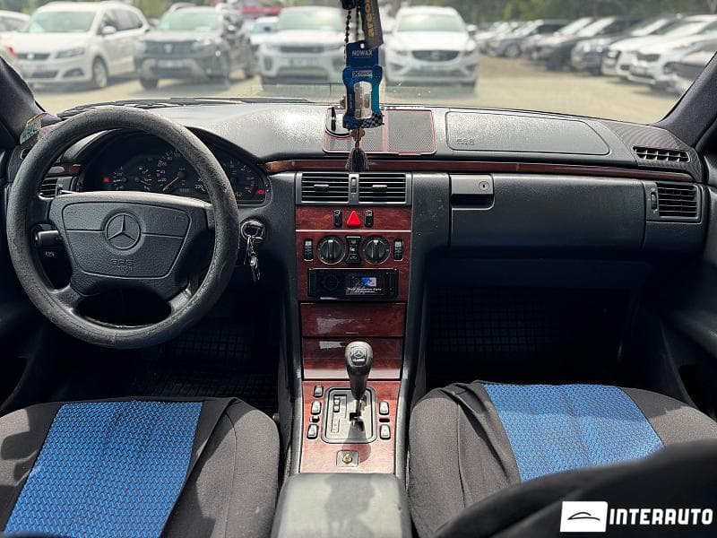 1997 Mercedes E 220 — Miniatură 7